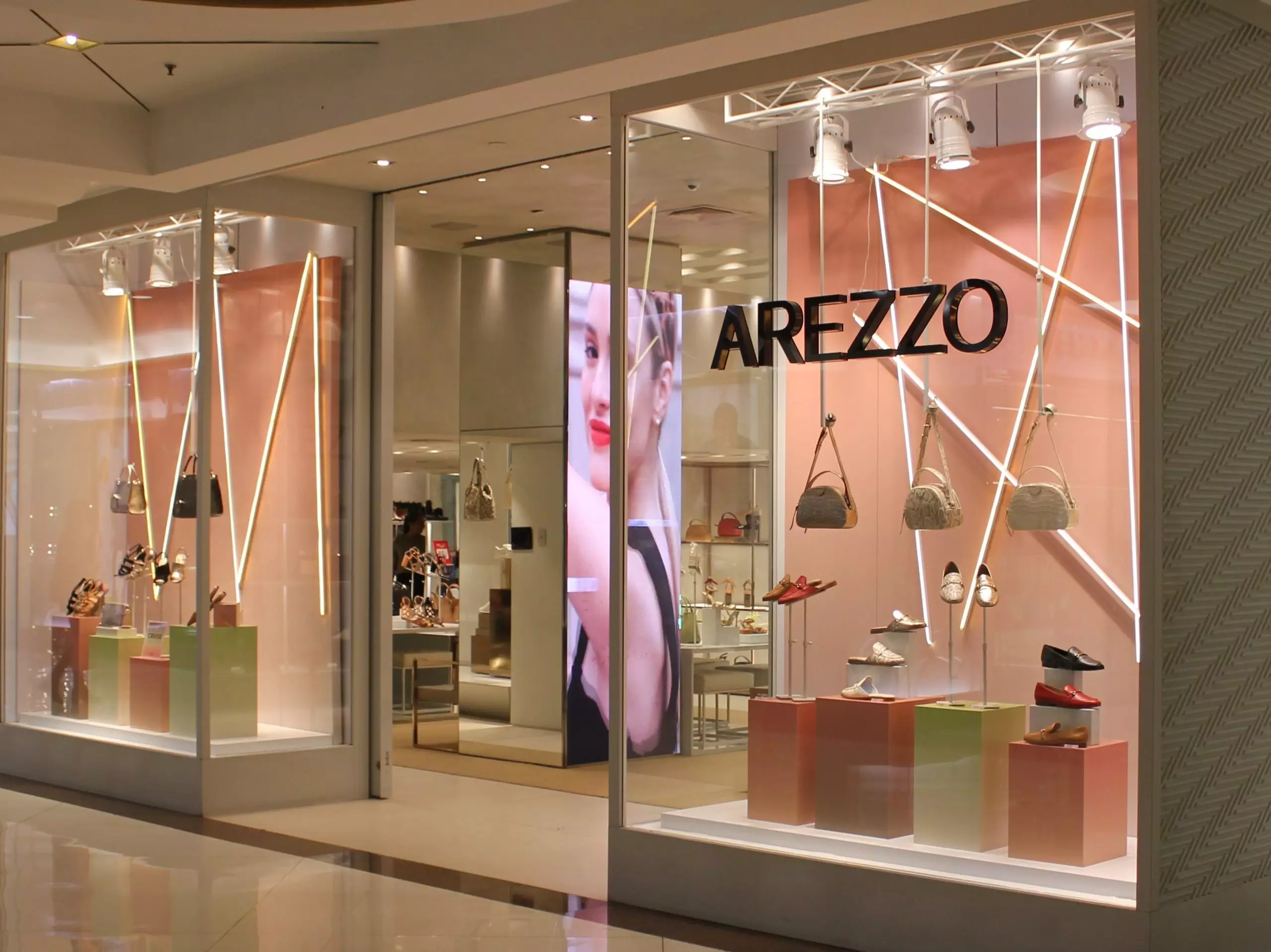 Salesperson, Cashier, Stockist, Custodian, Young Apprentice, Shop Assistant, Analysts and much more at Arezzo